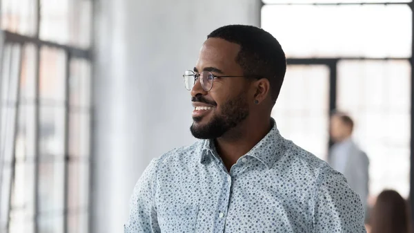 Framgångsrik afrikansk amerikansk affärsman planerar framtidsutsikter med tillförsikt leende — Stockfoto