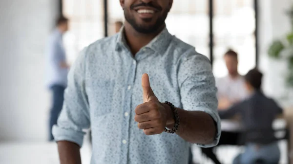 Leende svart manlig anställd visar tummen upp gest rekommendera partnerskap — Stockfoto
