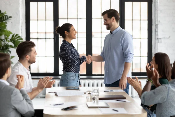 Jovem caucasiano masculino ceo handshaking com índio membro da equipe feminina — Fotografia de Stock