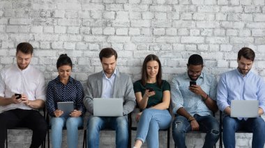 Çok ırklı başvuru sahipleri iş bulma yarışmasına mülakat için bekliyorlar