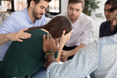Ağlayan bin yıllık kadın grup terapisinde sorun yaşıyor.