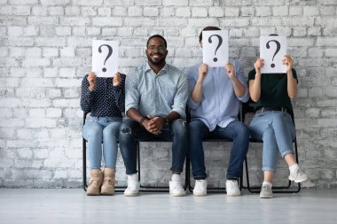 Binlerce yıllık Afrikalı iş arayışınız kutlu olsun. Boş bir yerde kazanma yarışması.