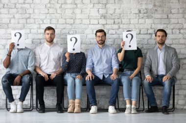 Çok ırklı başvuru grupları iş bulma yarışmasına katılıyor