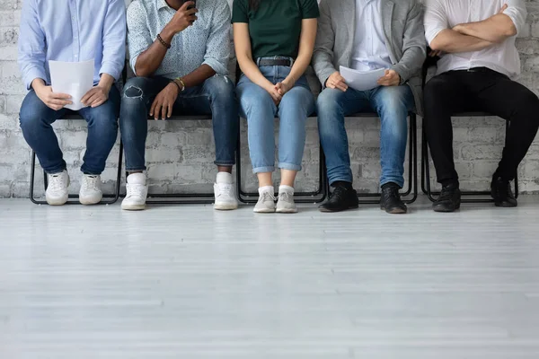 Multietnisk jobbsökargrupp som sitter i rad och förbereder sig för intervju — Stockfoto