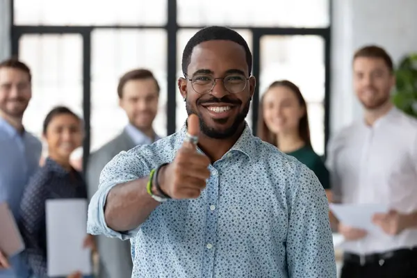 Lojala svarta manliga klienten visar tummen upp rekommendera god service — Stockfoto