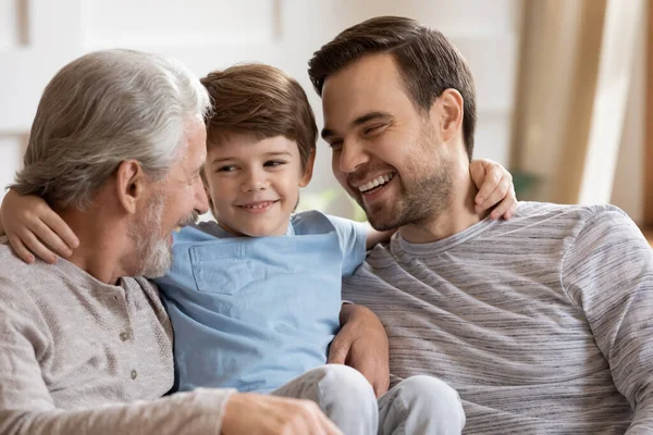 De cerca felices tres generaciones de hombres abrazándose, divirtiéndose —  Fotos de Stock