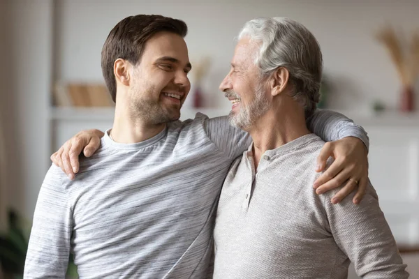 Gros plan joyeux père mature avec fils adulte étreignant — Photo