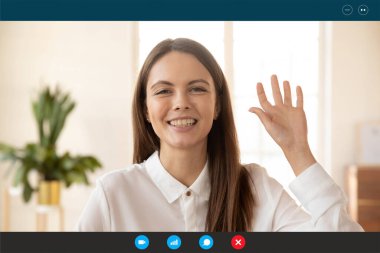 Gülümseyen güzel milenyum kadını merhaba jesti yapıyor, online konuşmaya başlıyor..