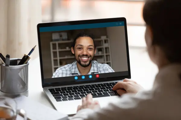 Mujer joven sosteniendo conversación de videollamada con colega afroamericano. —  Fotos de Stock