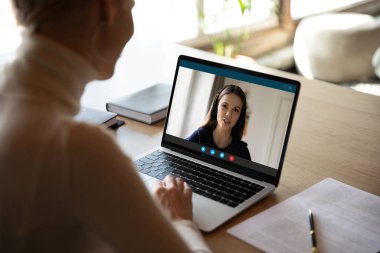 Genç iş kadını, video görüşmesiyle kadın ortakla görüşüyor..