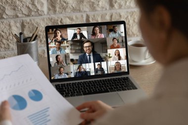 Kadın çalışan çeşitli meslektaşlarıyla online olarak çalışma sorunlarını tartışıyor.