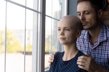 Sevgili karısının arkasında duran şefkatli koca onkoloji hastası.