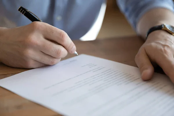 Banco cliente sentado en la mesa firmar solicitud de préstamo, primer plano — Foto de Stock