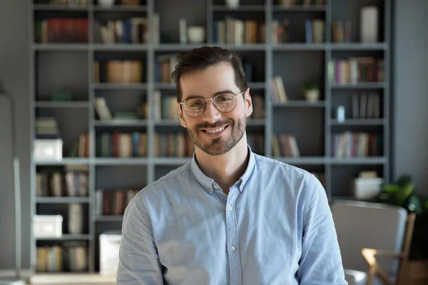 Portrait professional employee worker posing for camera at modern office — Stock Photo, Image