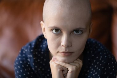 Onkolojisi olan konsantre bir kadın yaşam mücadelesi için güç topluyor.