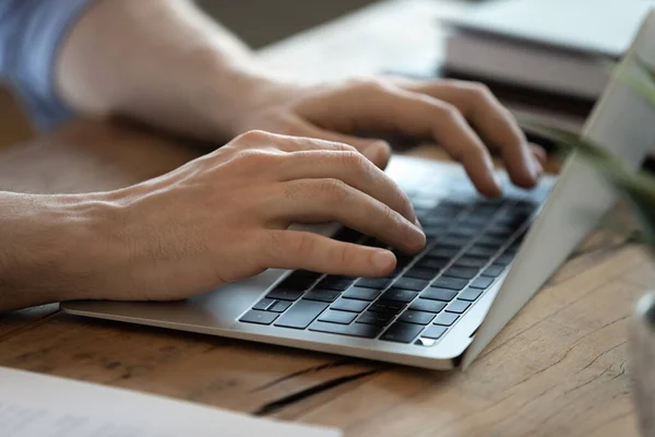 Manos masculinas tecleando e-mail vista cercana teclado portátil — Foto de Stock