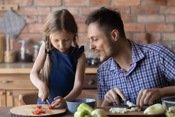 Pečující svobodný otec učí pozorné dcery vařit jídla v kuchyni — Stock fotografie