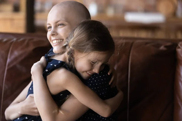 Ung mor diagnostiserad med onkologisk sjukdom gosande älskad liten dotter — Stockfoto