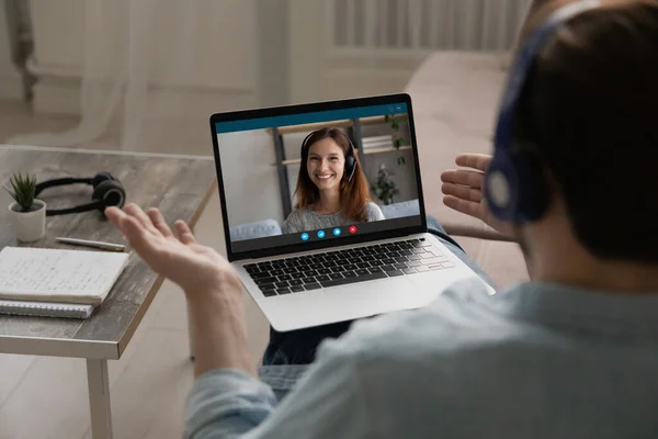 Hombre feliz en los auriculares celebración de videollamadas hablar con la novia. —  Fotos de Stock