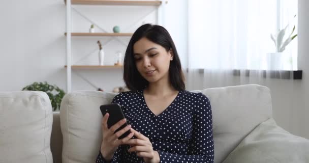 感情的な笑顔アジアの韓国人女性は良いニュースでメッセージを読んで. — ストック動画