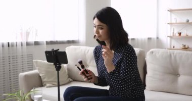 Mutlu melez Asyalı kadın etkileyicisi video kaydediyor..