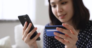 Gülümseyen Asyalı kadın Koreli müşteri internetten alışveriş yapıyor.