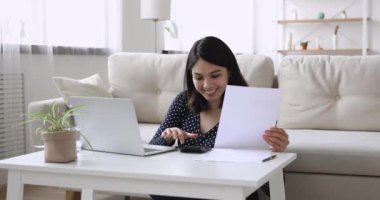 Mutlu Milenyum Vietnamlı Koreli kadın internette ödeme yapıyor..