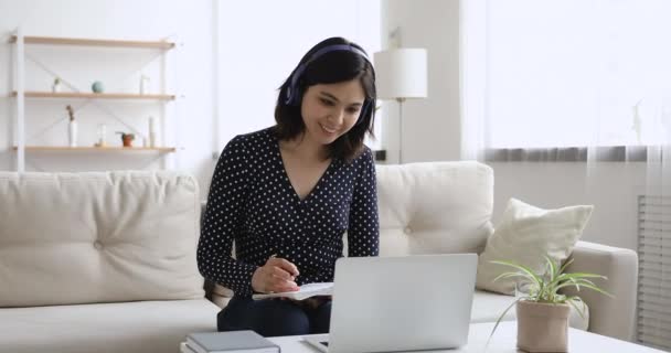 Sorrindo jovem asiático coreano mulher assistindo educacional palestra online. — Vídeo de Stock