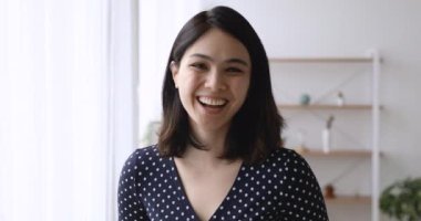 Mutlu genç Koreli melez güzel kadın komik şakalara gülüyor..