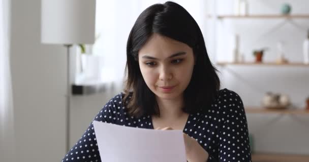 Feliz mulher coreana milenar recebendo carta com boas notícias. — Vídeo de Stock