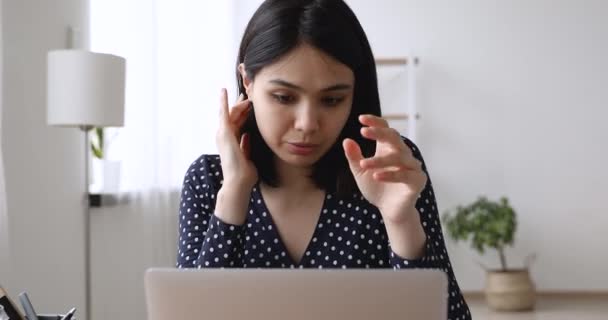 Concentrado jovem coreano vietnamita mulher segurando chamada de vídeo online. — Vídeo de Stock