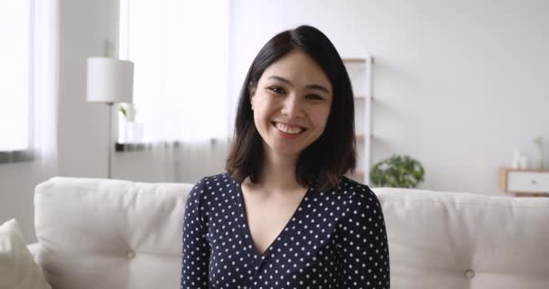 Web kamera nézet boldog fiatal koreai nő gazdaság videó hívás. — Stock videók
