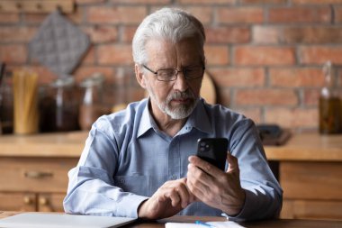Telefonu kullanarak gözlük takan son sınıf öğrencisini kapat.