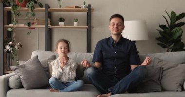 Baba ve kızı evde yan yana oturmuş meditasyon yapıyorlardı.