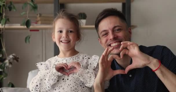 Pai feliz e filha fazendo com dedos forma de coração — Vídeo de Stock