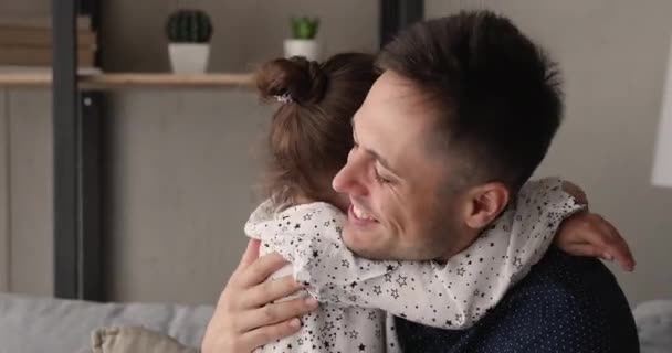 Close-up uitzicht openhartig vader knuffelt kleine dochter — Stockvideo