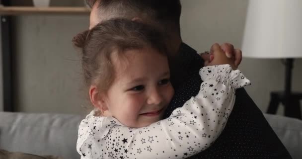 Bonne fille câline papa aimant, vue rapprochée — Video