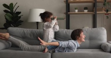 Mutlu anne küçük kızıyla evde oynuyor.