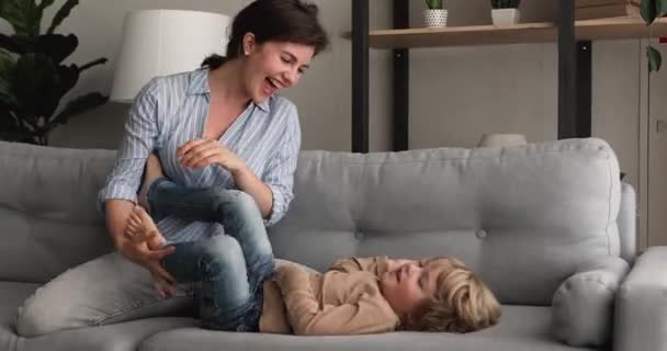 Mutter spielen mit süßen kleinen Sohn zu Hause — Stockvideo