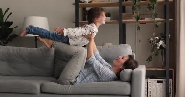 Junge Mutter und kleine Tochter spielen gemeinsam zu Hause — Stockvideo