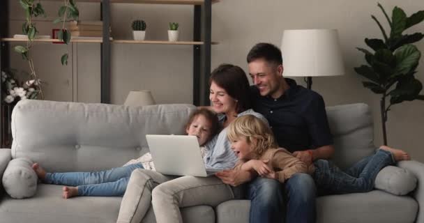 Pareja y niños en edad preescolar viendo películas familiares en el portátil — Vídeos de Stock