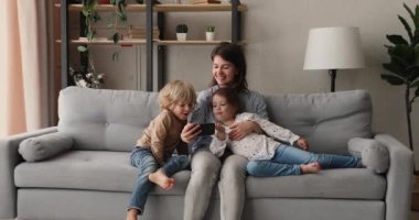 Anne, küçük çocukları hafta sonunu akıllı telefon kullanarak geçiriyor.