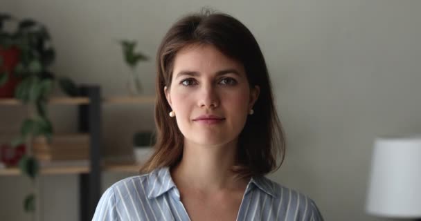 Retrato en la cabeza sonriendo hermosa y guapa mujer de 30 años — Vídeos de Stock