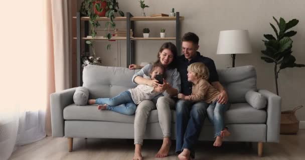 Família feliz gasta tempo usando aplicativos para smartphones — Vídeo de Stock