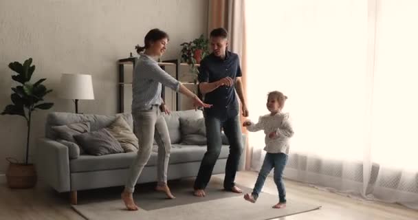 Largura completa vista pareja y pequeña hija bailando en casa — Vídeos de Stock
