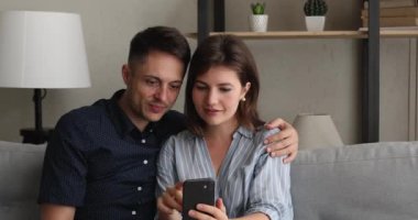 Akıllı telefona bakan çift online bahis zaferini kutluyor