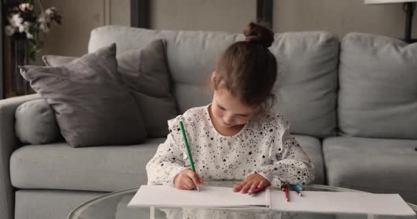 Niña sosteniendo dibujos a lápiz en cuaderno de bocetos — Vídeo de stock