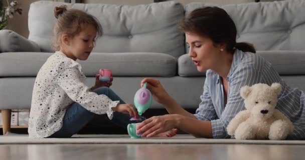 Amante mãe passar o tempo jogando com 5s filha em casa — Vídeo de Stock