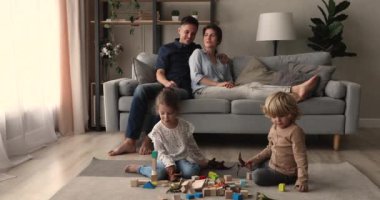 Modern oturma odasında aile ve çocuklar boş vakitlerin tadını çıkarırlar.