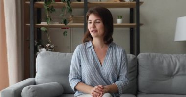 Milenyum kadını kanepeye oturup yeni video bloğu kaydetmekten bahsediyor.